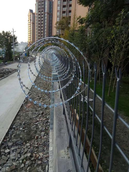 不锈钢刀片刺绳：监狱高安全防护的必备品