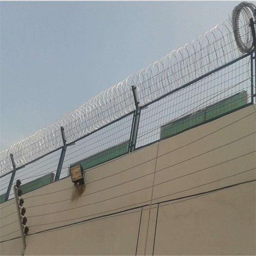 刀片刺绳配套立柱及固定件安装：稳固**的围栏系统